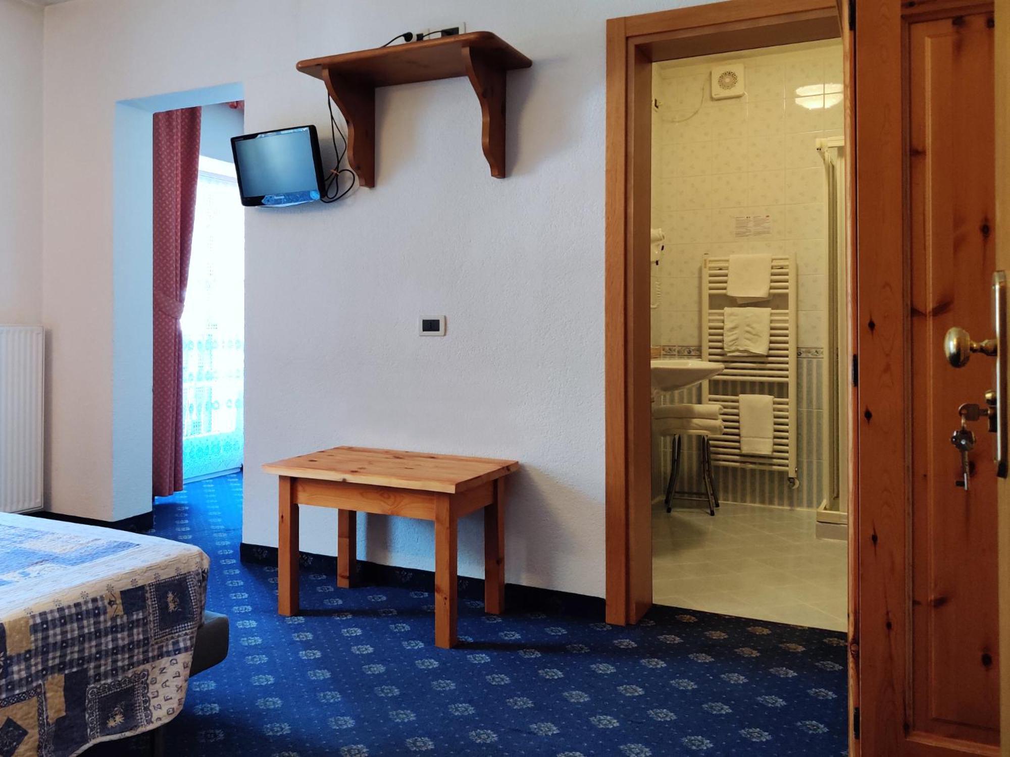 Hotel Nes Crepes Pozza di Fassa Exterior photo